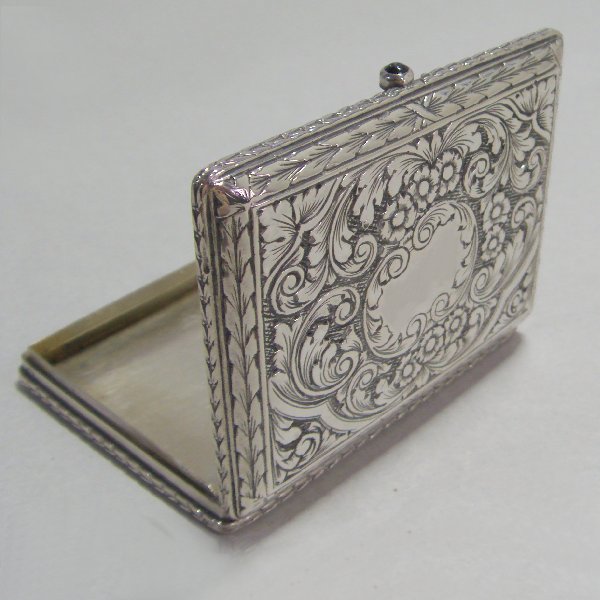 (a1154)Caja antigua rectangular en plata.
